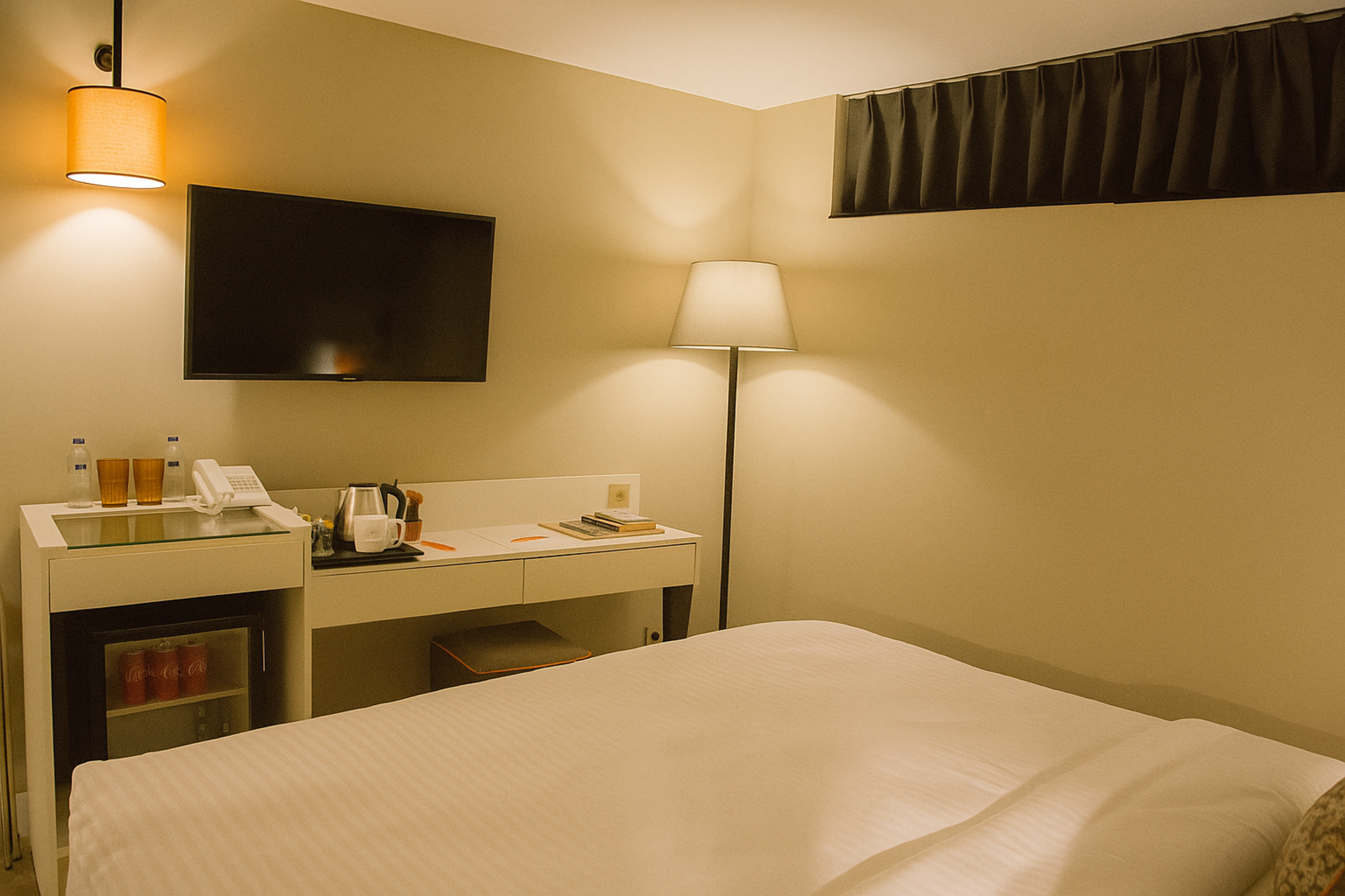 Modern dekorasyon, rahat yatak ve işlevsel çalışma alanıyla bütçe dostu bir konaklama deneyimi.