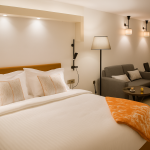 Sparkle Hotel Mutfaklı Stüdyo Oda içinde geniş yatak, oturma alanı ve modern dekorasyon