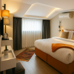 Sparkle Hotel Family Suite içinde geniş yatak, çalışma alanı, TV ünitesi ve mini buzdolabı bulunan modern aile odası