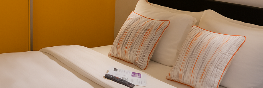 Sarı ve beyaz tonlarda dekore edilmiş, modern tasarımlı Sparkle Hotel odası – Şişli İstanbul merkezde butik otel konaklama