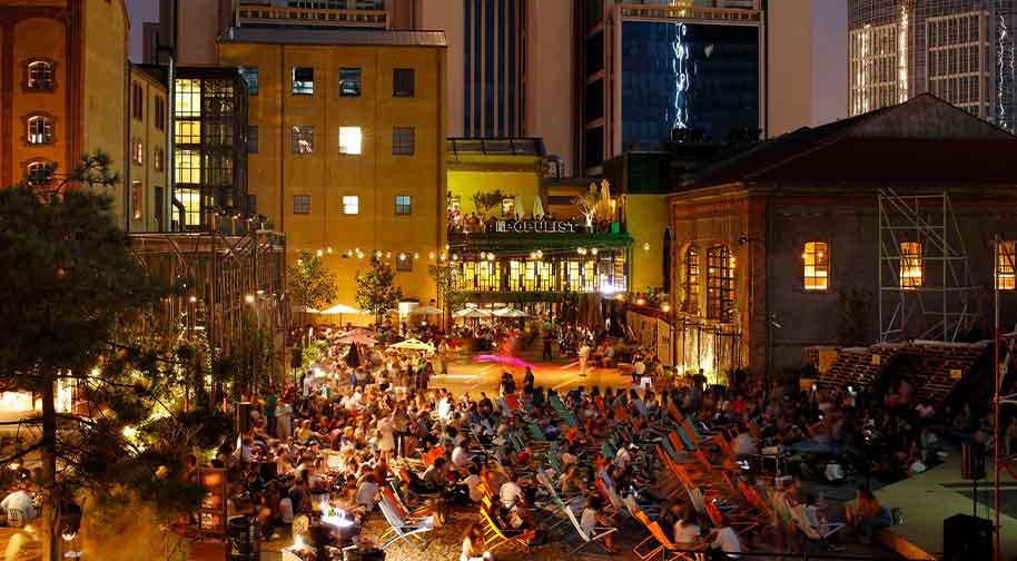 stanbul Şişli’de Bomontiada açık hava etkinlik alanı – kalabalık genç kitle, konser ve eğlence atmosferi.