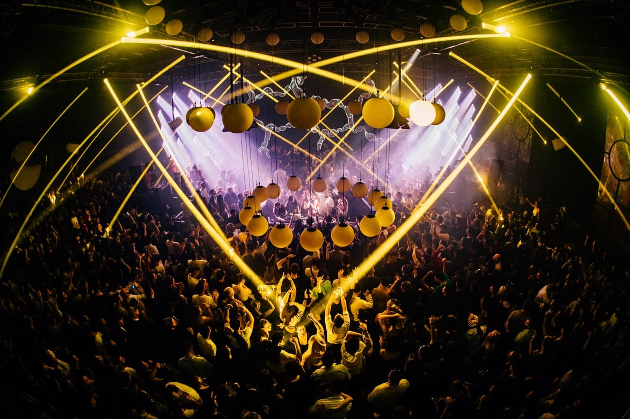 İstanbul Klein Phonix gece kulübü – kalabalık genç kitle, DJ performansı ve ışık gösterileriyle elektronik müzik gecesi.