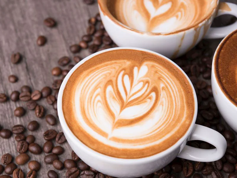 Latte sanatıyla hazırlanmış sıcak kahve fincanları, Happymood Cafe’de keyifli kahve deneyimi