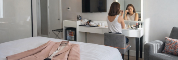 Güzellik ve Bakım Fuarı için hazırlanan kadın, Şişli’de Sparkle Hotel odasında makyaj yaparken